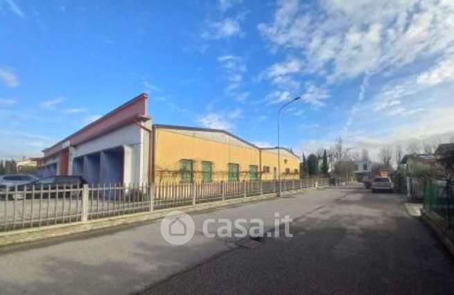 Capannone in commerciale in Via Guerzoni