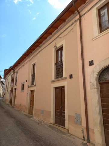 Casa indipendente in residenziale in Via Roma