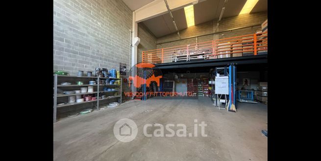 Capannone in commerciale in Viale del lavoro