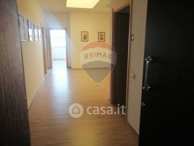 Ufficio in commerciale in Viale Giacomo Leopardi 31