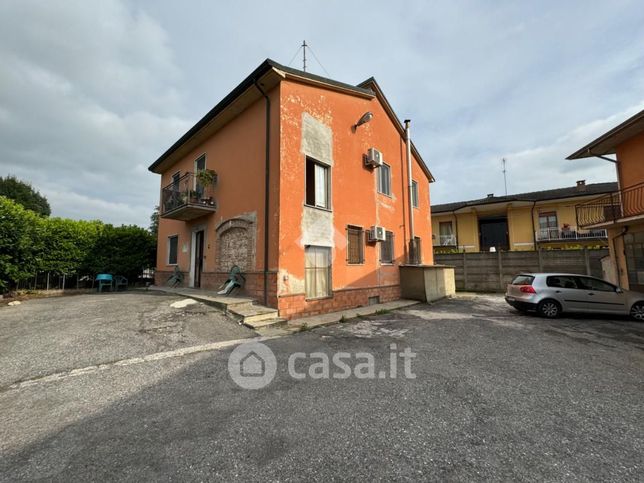 Casa bi/trifamiliare in residenziale in Via Emilia 18