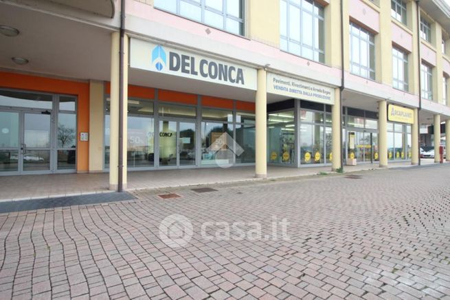 Capannone in commerciale in Via Corfù 20