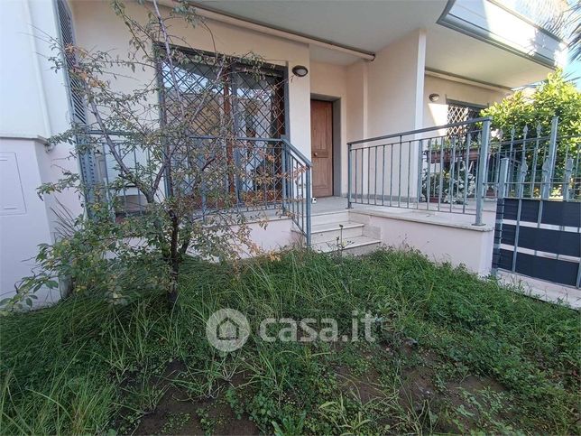 Appartamento in residenziale in Via di Fontana Candida 10