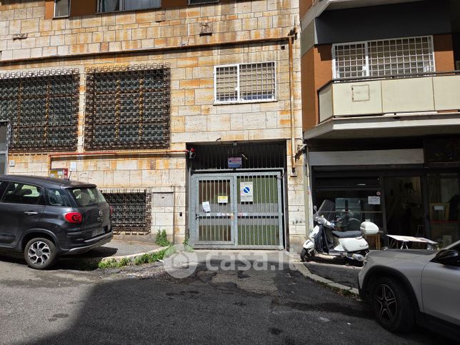 Box/posto auto in residenziale in Via Paola Falconieri 45