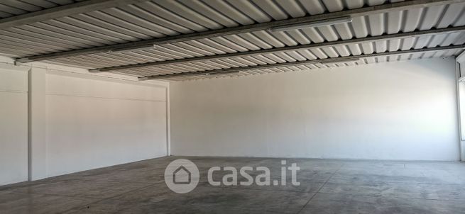 Capannone in commerciale in Strada Saviabona