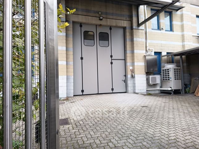 Capannone in commerciale in Via Emilio Annoni 4