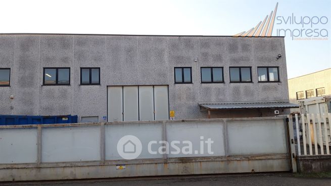 Capannone in commerciale in Via delle Industrie