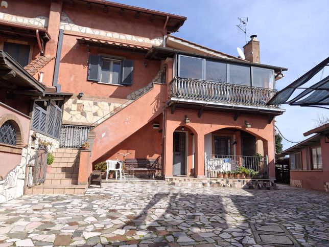 Casa bi/trifamiliare in residenziale in Via Colle dei Lauri 80