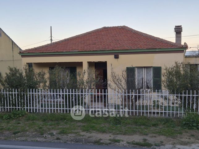 Casa indipendente in residenziale in Viale Europa 19
