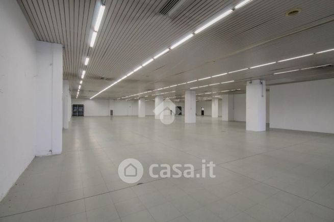 Capannone in commerciale in Via Mosca 40