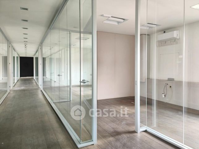 Capannone in commerciale in 