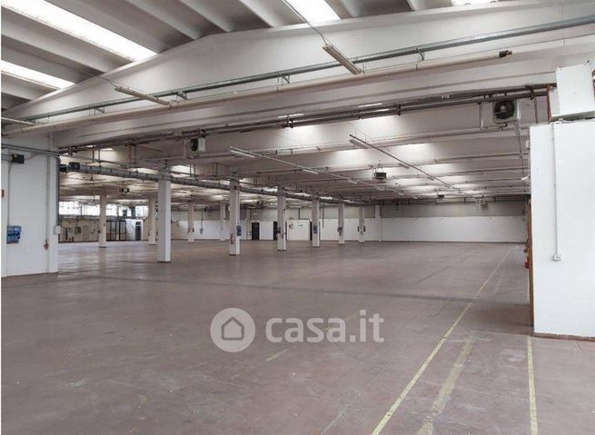 Capannone in commerciale in Via Minghetti