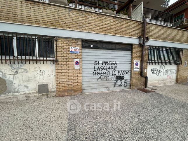 Garage/posto auto in residenziale in Via Giro degli Uliveti