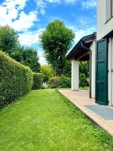 Casa bi/trifamiliare in residenziale in Strada della Repubblica