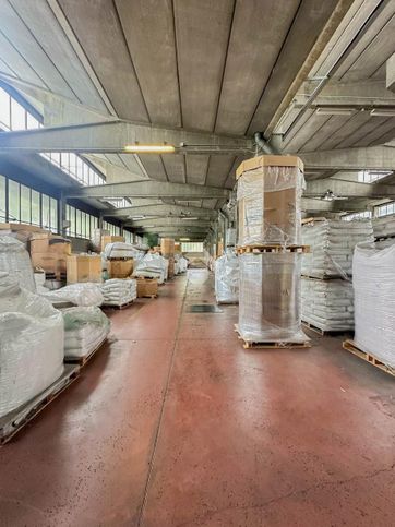Capannone in commerciale in