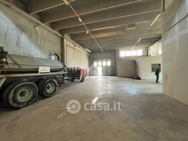 Capannone in commerciale in Via Vallina Orticella 3