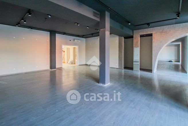 Ufficio in commerciale in Via A. Torri 1