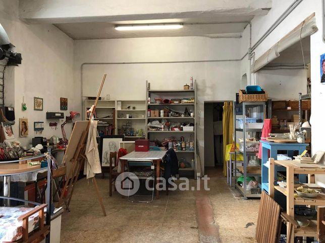 Capannone in commerciale in 