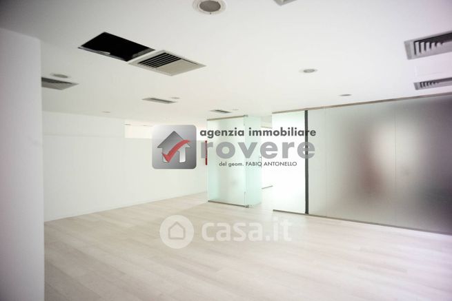 Ufficio in commerciale in 