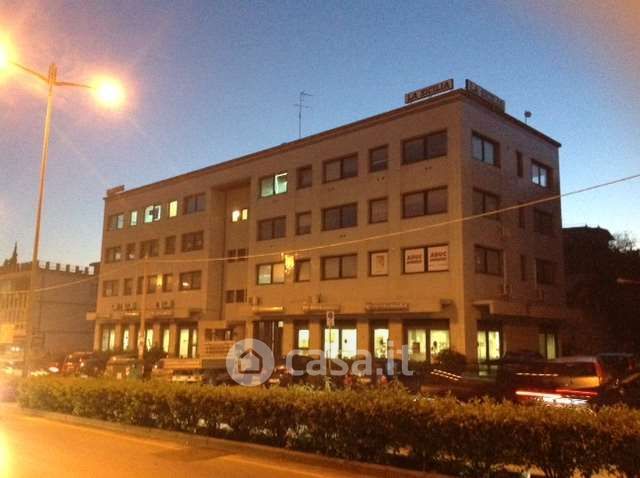 Ufficio in commerciale in Viale Teracati 39