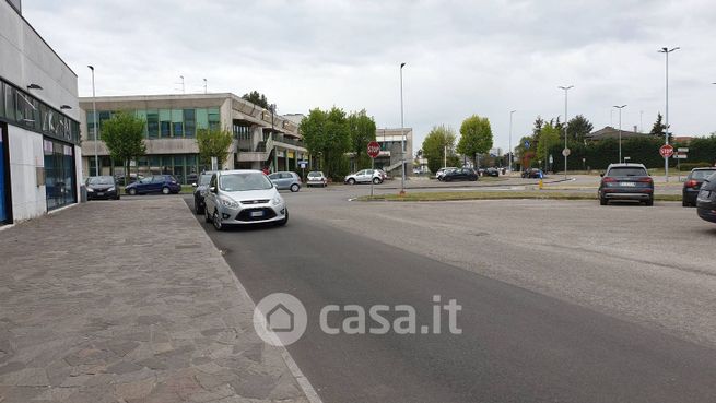 Attivitã /licenza (con o senza mura) in commerciale in Via Sabbioneta