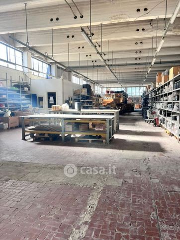 Capannone in commerciale in 