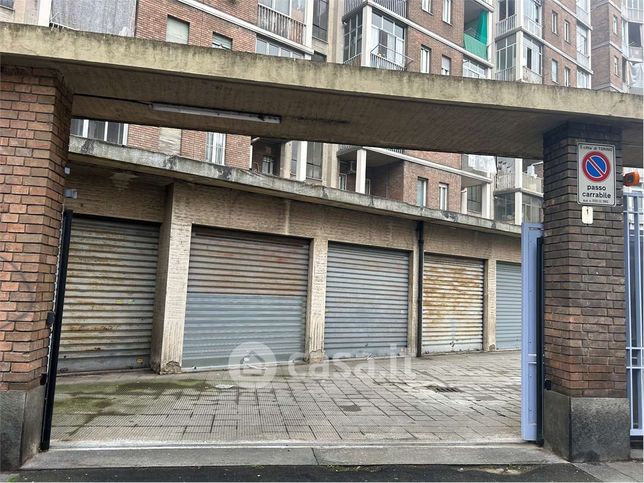 Box/posto auto in residenziale in Via Montezemolo 1 /E