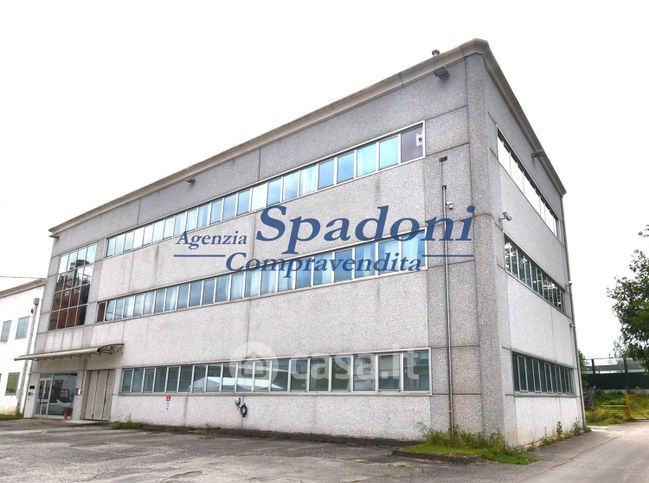 Capannone in commerciale in 