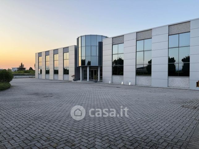 Capannone in commerciale in