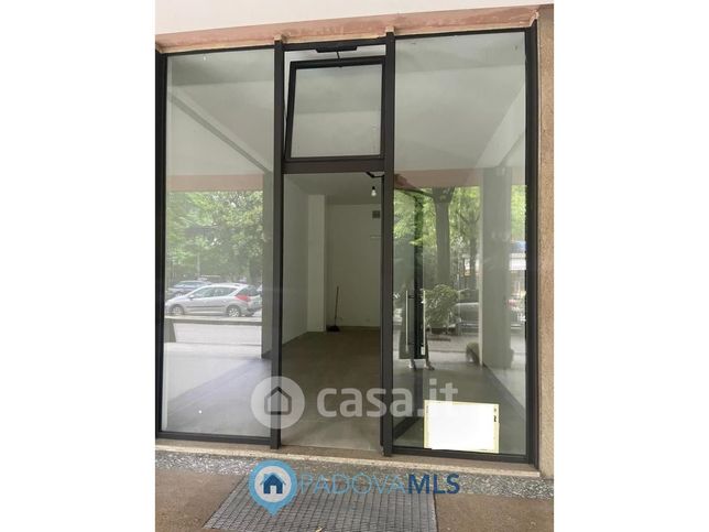 Attivitã /licenza (con o senza mura) in commerciale in Viale Stazione