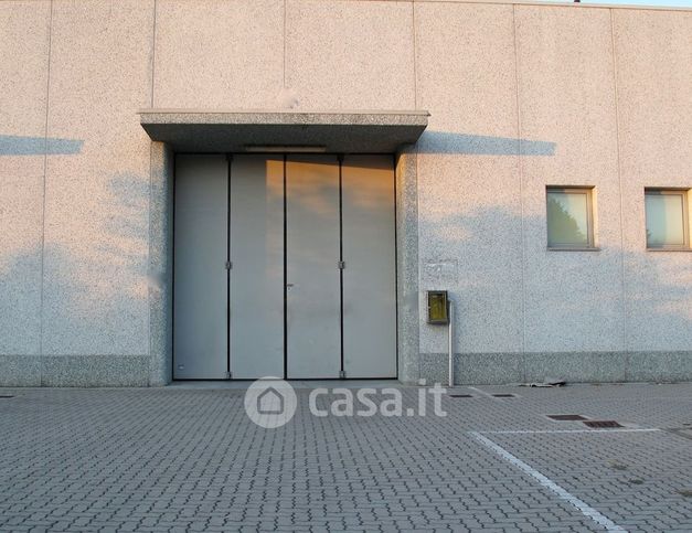 Capannone in commerciale in Via Guido Rossa