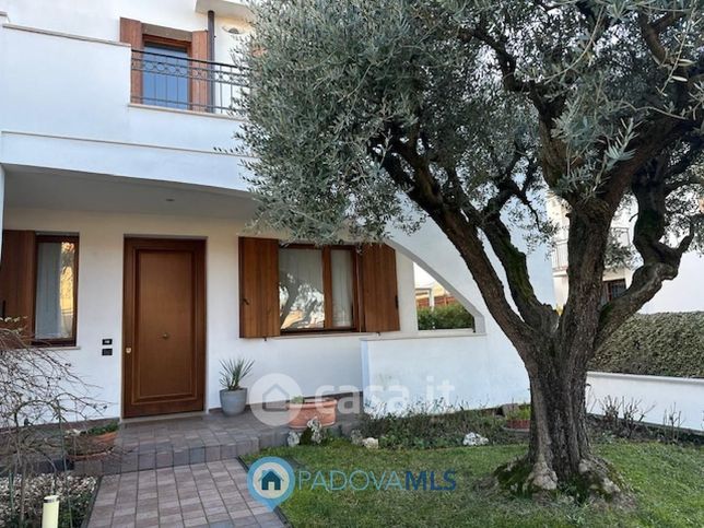 Casa bi/trifamiliare in residenziale in Via Venezia 12