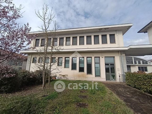 Capannone in commerciale in Via Filippo Strozzi 59