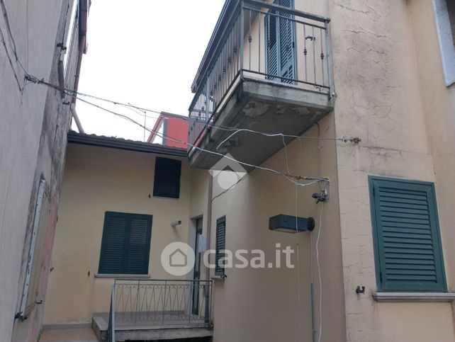 Casa bi/trifamiliare in residenziale in Via Umberto I