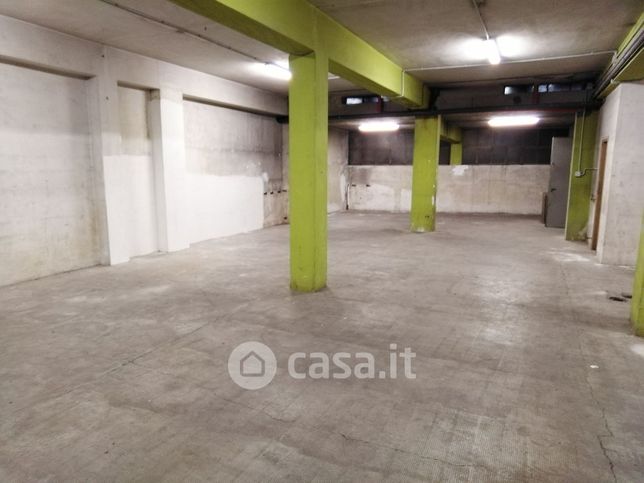 Capannone in commerciale in Corso Bramante 61