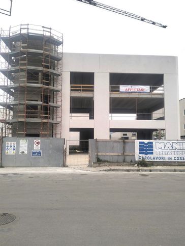 Capannone in commerciale in Via delle Industrie