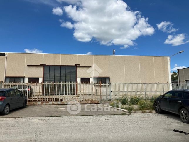 Capannone in commerciale in Viale degli Artigiani 31