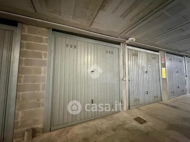 Box/posto auto in residenziale in Via Francesco Crispi 1