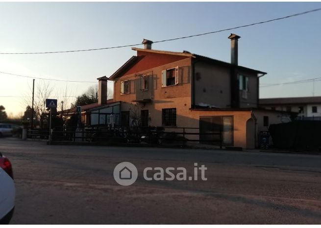 Casa indipendente in residenziale in 