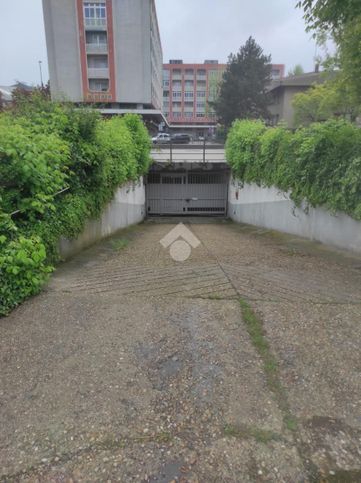 Garage/posto auto in residenziale in Via Pellice 86