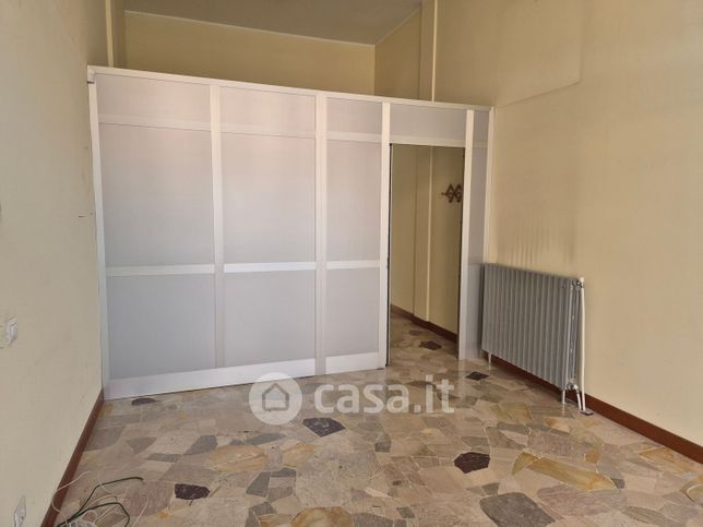 Negozio/locale commerciale in commerciale in Via Bari 11