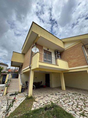 Casa bi/trifamiliare in residenziale in Via Ofanto 1a