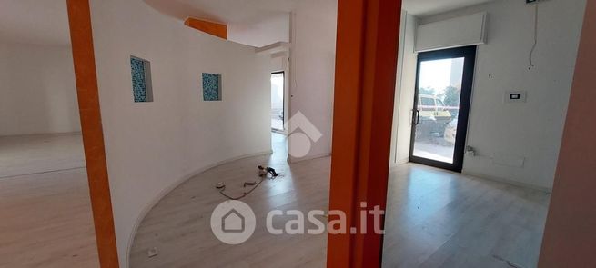 Ufficio in commerciale in Via delle Magnolie 21
