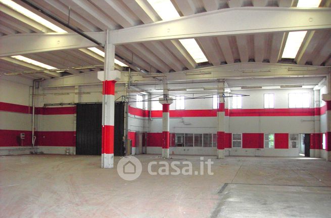 Capannone in commerciale in 