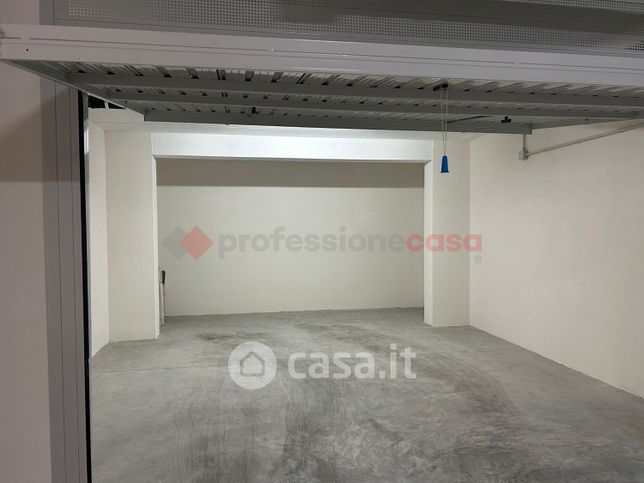 Box/posto auto in residenziale in Viale Gianni Rodari 36