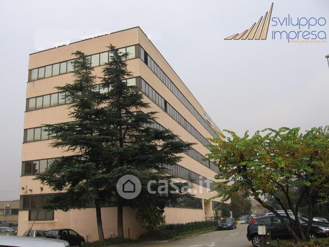 Ufficio in commerciale in Via Pisa 250
