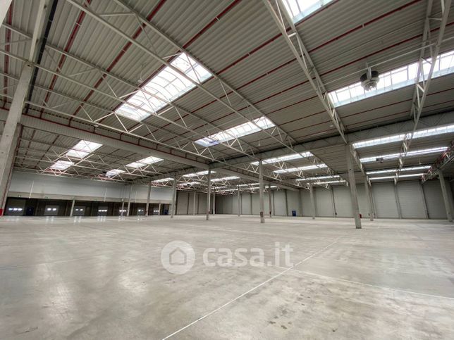 Capannone in commerciale in SP233