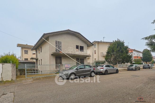 Casa indipendente in residenziale in Via XXV Aprile