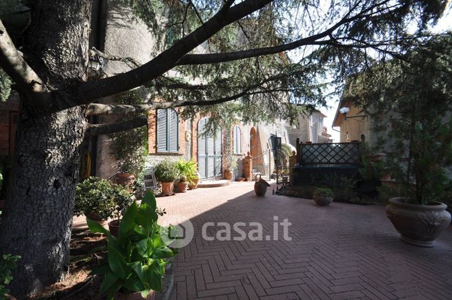 Rustico/casale in residenziale in Via di Peschiera