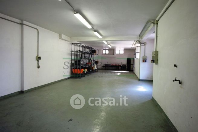 Negozio/locale commerciale in commerciale in Via Ciro Menotti